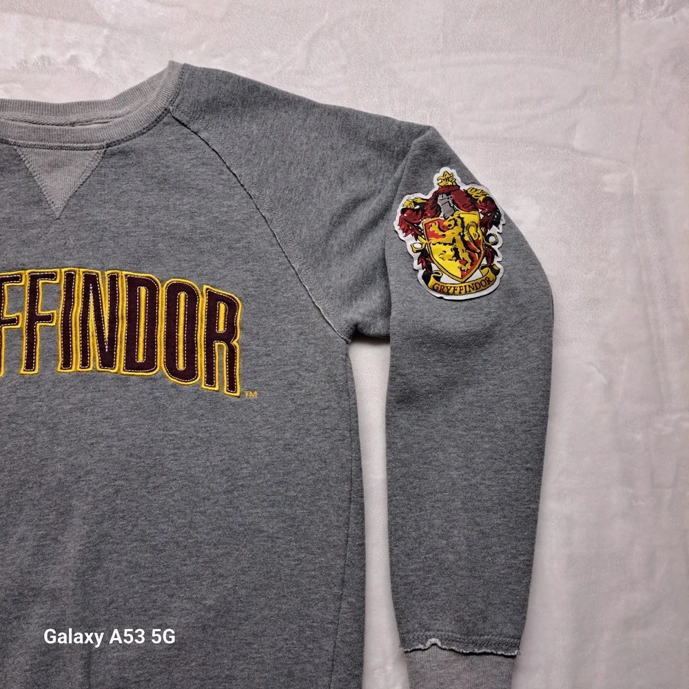 Universal Studios Harry Potter Gryffindor Sweatshirt Small Gray Raw Hem Patch